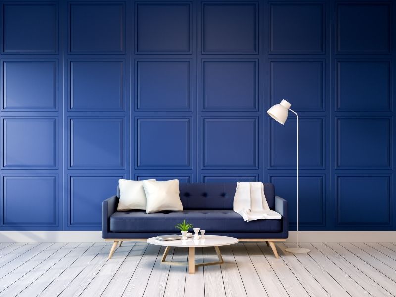 Granatowa sofa w Twoim salonie — jaki kolor jest najlepszy dla domu?